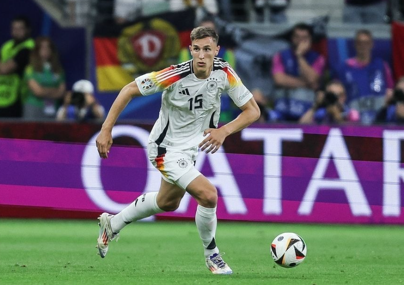 施洛特贝克续约多特：解约条款成焦点，转会争夺暗流涌动